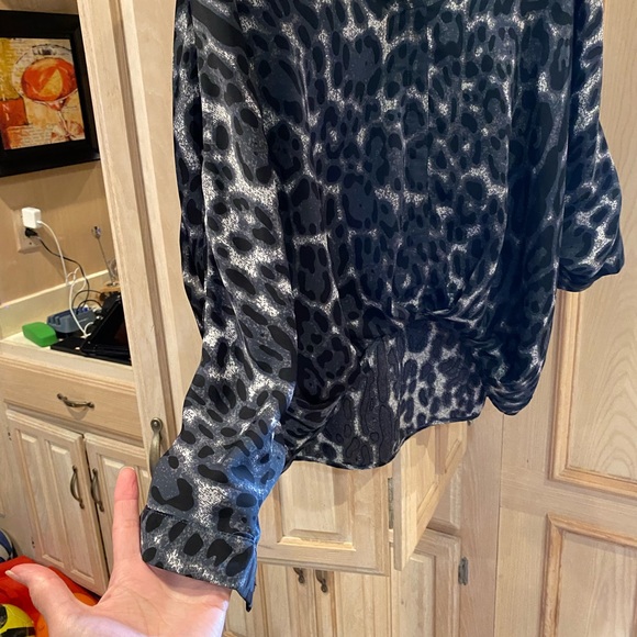 Neiman Marcus leopard print blouse top GUC. Size Med. Popular print this fall! - Picture 4 of 8